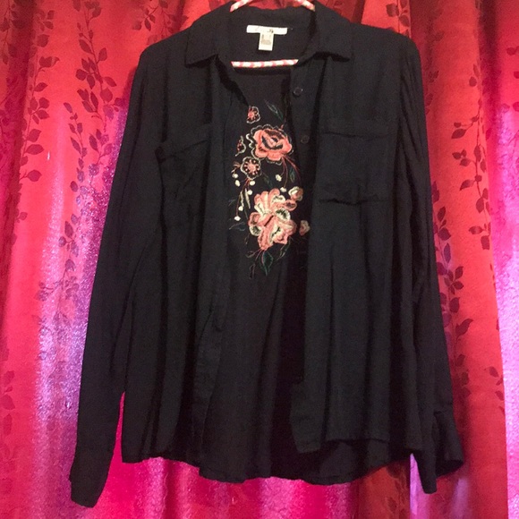 Beautiful navy button down with flower embroidery - Picture 6 of 6